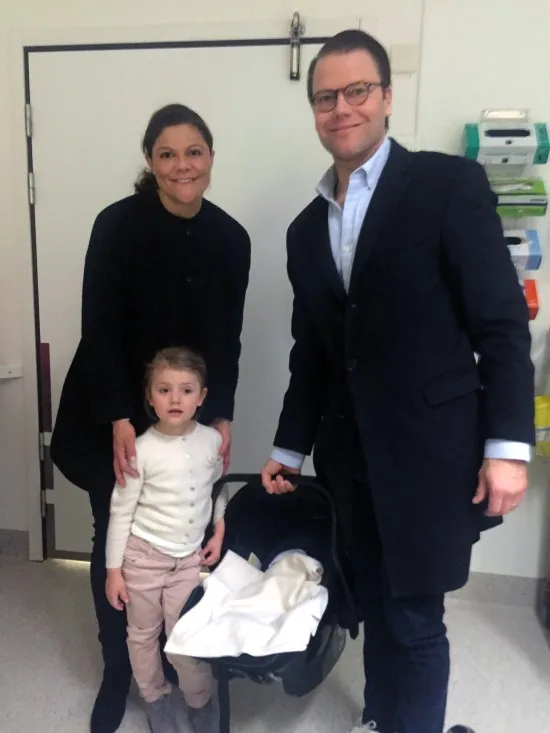 Prinsessan Estelle har på morgonen besökt Karolinska sjukhuset och träffat sin lillebror. Hela familjen har nu lämnat sjukhuset och är hemma på Haga slott. Alla mår bra och är mycket glada. H.K.H. Prins Daniel / H.R.H. Prince Daniel H.K.H. Prinsessan Estelle / H.R.H. Princess Estelle H.K.H. Kronprinsessan Victoria / H.R.H. Crown Princess Victoria