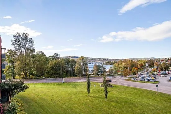 Här i Korsta i Sundsvall utsätts en man för misshandel i en bil. Foto: hemnet.se