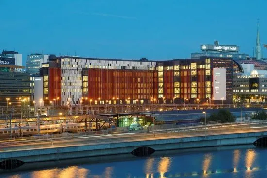 Här utanför ett hotell på Östra Järnvägsgatam iStockholm hamnade ett tiotal personer i slagsmål. En man misshandlades svårt. Bild: Objektvision