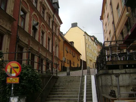 En man blev grovt misshandlad av en okänd gärningsman på Högbergsgatan på Södermalm i Stockholm vid midnatt. Bild: Wikimedia Commons