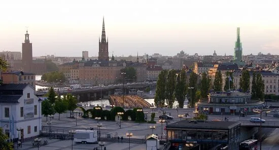 En äldre kvinna misstänks ha blivit mördad sen hon hittades död på marken efter att ha fallit från fjärde våningen i ett bostadshus på Söder i Stockholm. Bild: Wikimedia Commons