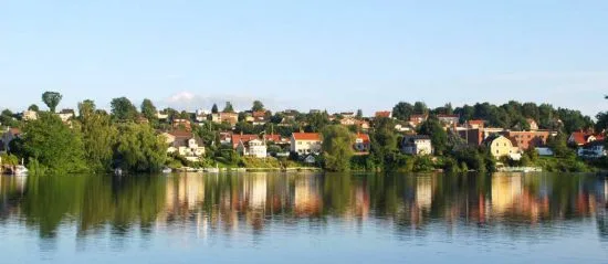Det var här i Motala som en minderårig flicka tände eld på ett helt flerfamiljshus. Foto: Fastighetsbyrån