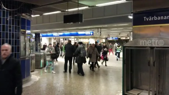 En man blir misshandlad av två andra personer vid Gullmarsplans tunnelbanestation vid 3-tiden på natten. Bild: mapio.net