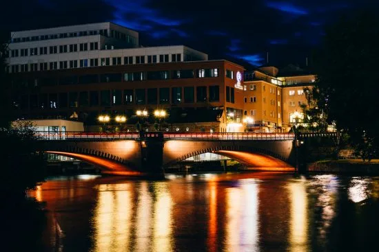En 18-årig man misshandlar en yngre kvinna mitt i natten i Norrköping. Mannen grips av polis. Bild: norrkoping.se