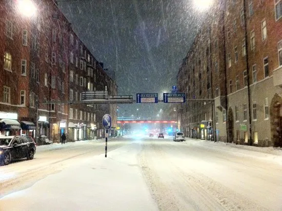 En gäst på en restaurang i hörnet av Högalidsgatan och Långholmsgatan på Söder i Stockholm rusade plötsligt ut på gatan och misshandlade en annan man. Bild: mapio.net