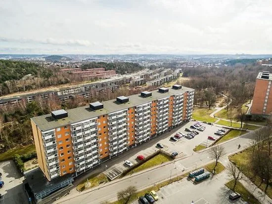 Det var här i Biskopsgården på Hisingen som någon sköt många skott rakt in i en lägenhet för att tysta ett vittne. Bild: bostader.mitula.se