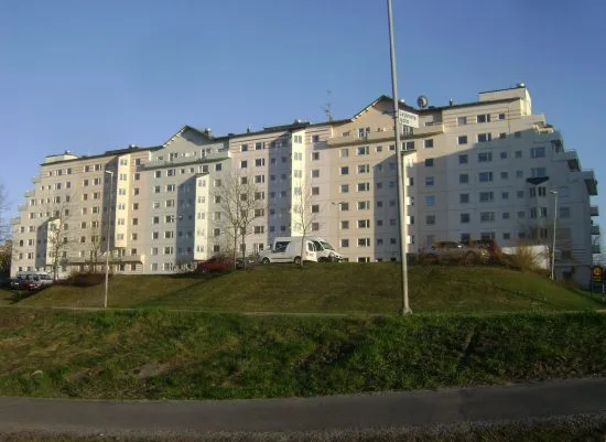 En 15-årig flicka blir knivskuren i ansiktet på en gångväg här i Brandbergen i Haninge kommun söder om Stockholm. Foto: commons.widimedia.org