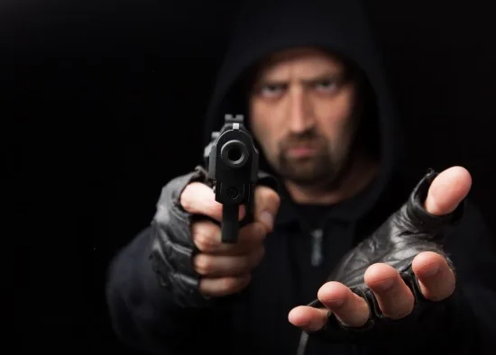 Man med pistol Copyright: Ijdema/Dreamstime.com