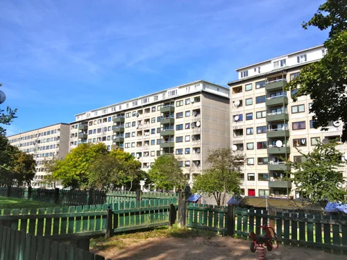 Här i stadsdelen Hammarkullen i östra Göteborg misshandlas en 20-årig man av fyra maskerade män. Foto: commons.wikimedia.org