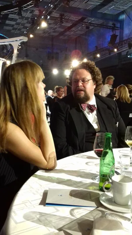 Jespers sambo Marie är djupt involverad i samtal med Edvard Blom Foto: Elisabet Höglund