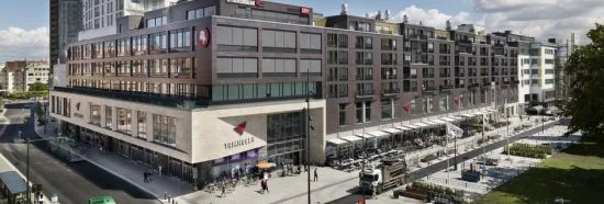 Här vid gallerian Triangeln i Malmö satte några personer eld på uteserveringen vid Expresso House. Foto: 