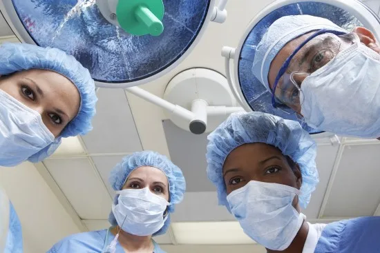 Läkare vid operation Copyright: Photographerlondon/Dreamstime.com