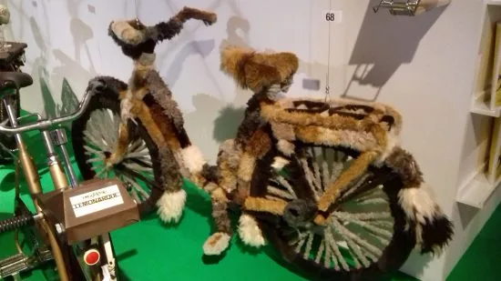 En cykel helt klädd i päls