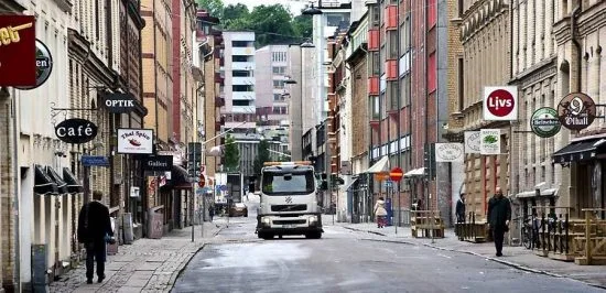 Ett mordförsök inträffar utanför en restaurang här på Andra Långgatan i Göteborg och en 45-årig man skadas svårt. Bild: Nöjesguiden