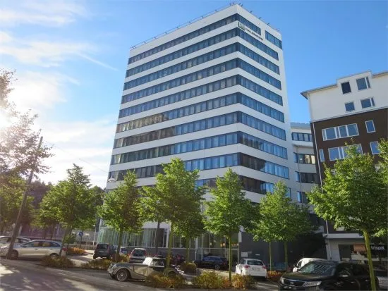 Här i ett bostadshus på Hammarby Allé i Stockholm misshandlas en kvinna i en tvättstuga. Bild: objektvision.se