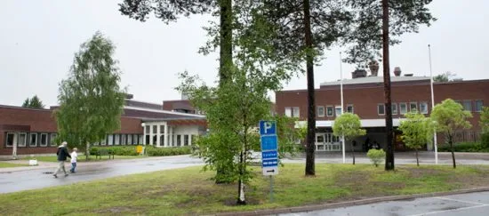 En man misshandlade två andra personer utanför Kalix sjukhus och greps av polisen. Bild: Norrbottens läns landsting