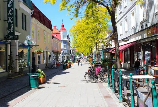 Det var här på Nygatan i centrala Ronneby som ett 20-tal personer deltog i ett slagmål, där två misshandlade fördes till sjukhus. Bild: mapio.net