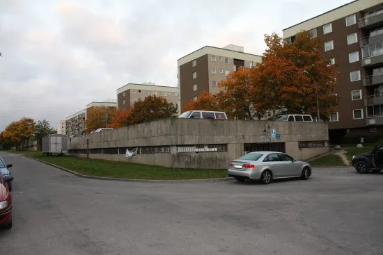 Fem bilar förstördes i en mordbrand i ett parkeringsgarage på Lagman Lekares väg i Norsborg i Botkyrka kommun. Bild: tecab.se