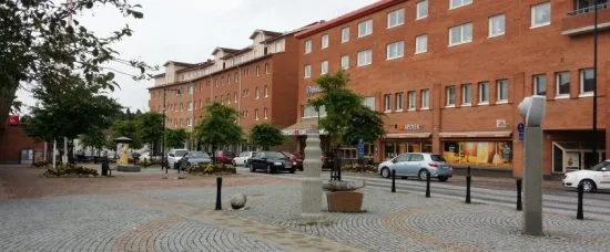 En kvinna blev på onsdagen misshandlad av sin man i parets bostad i Flen. Bild: flen.se