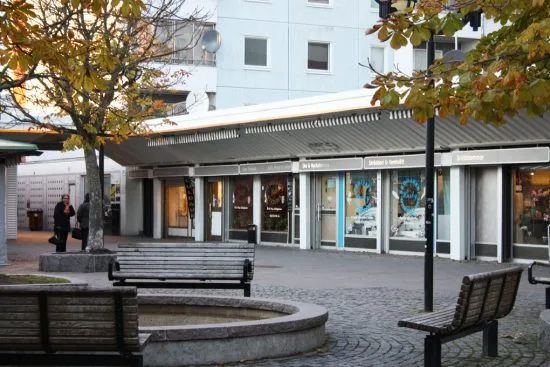 Två mordförsök äger rum i Husby i nordvästra Stockholm den 20 september. Bild: husbycentrum.se