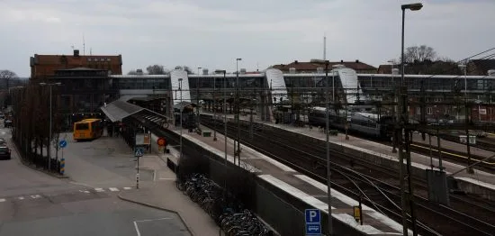 Det var här vid Hässleholms järnvägsstation som en man, en misstänkt uteliggare, mördades brutalt. Foto: Commons.wikimedia.org