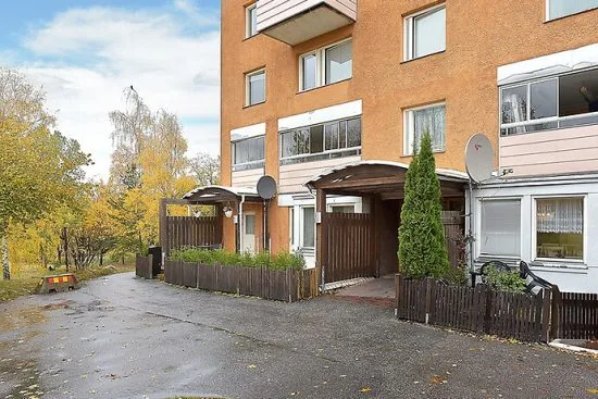 Här på Granövägen i Södertälje blev en man svårt knivskuren i benet. Foto: hemnet.se