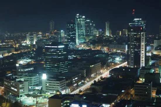 Tel Aviv är staden som aldrig sover. När man flyger över Tel Aviv på natten är det som om man ser en explosion i ljus och färger. Copyright: Slidezero/Dreamstime.com