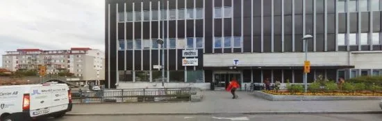 Ett gäng på mellan 15-20 personer attackerar polisen med stenblock och en lastpall här i Hallonbergen i Sundbybergs kommun. Bild: hitta.se