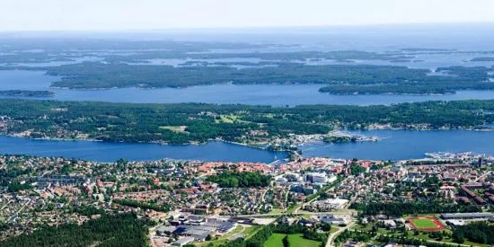 I det idylliska Västervik inträffar på lördagskvällen ett bråk på ett asylboende som leder till att två skadade personer förs till sjukhus. Foto: vastervik.se
