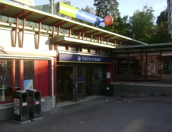 En man blev oprovocerat knivskuren av sju maskerade män på en tunnelbanevagn vid Farsta Strand i södra Stockholm. Bild: mapio.net