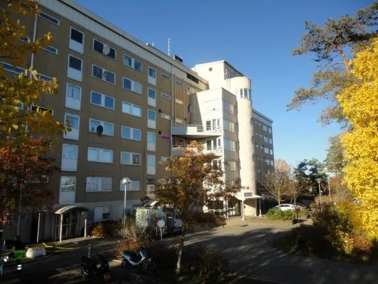 En svårt knivskuren man hittades på en bänk här på Mjölnergatan i Märsta den 24 september. Bild: objektvision.se