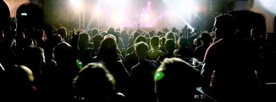 Det var här på Debaser Medis som en ordningsvakt blev grovt misshandlad av en person som tar sig upp på scenen mitt under en konsert. Bild: debaser.se