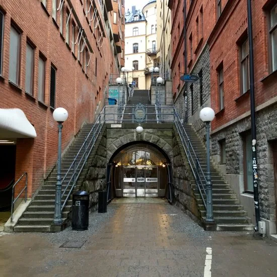 Här i trappan på Olof Palmes gata i Stockholm misshandlas en man med kniv i samband med ett rånförsök. Foto: eselcolmo.com
