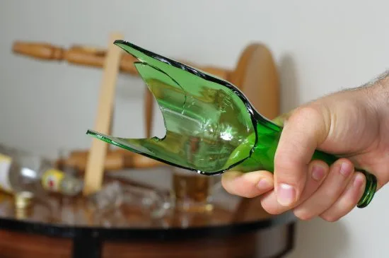 Trasig glasflaska Copyright: Boazyiftach/Dreamstime.com