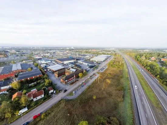 En man blev knivskuren på sin arbetsplats i Vallby industriområde i Eskilstuna den 22 september. Bild: lokalguiden.se