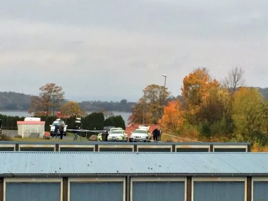Polis på plats på den misstänkta mordplatsen i Kaxholmen. Bild: jmini.se