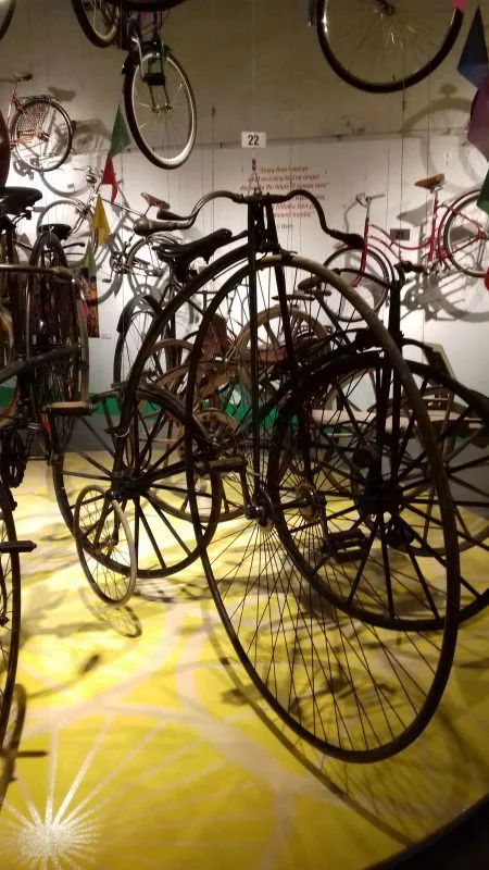 Wow, en riktigt gammaldags cykel med stort hjul fram
