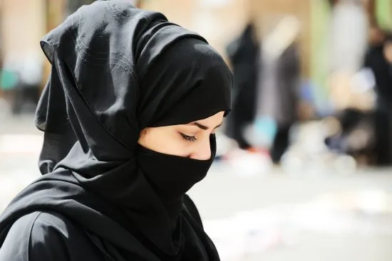 Saudisk kvinna i niqab Copyright: Zurijeta/Dreamstime.com