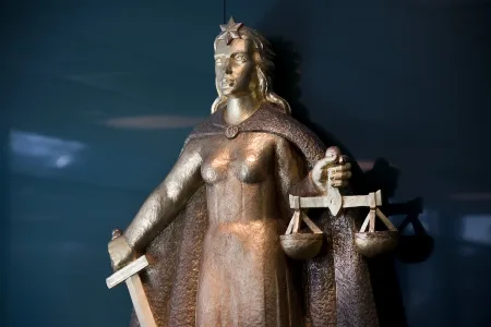 Fru Justitia, Rättvisans symbol Foto: Polisen