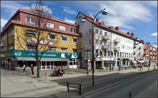 Ett jätteslagsmål utbröt på lördagen här vid Wallininsitutet på Stationsvägen i Borlänge. Sex män greps för grov misshandel. Foto: 