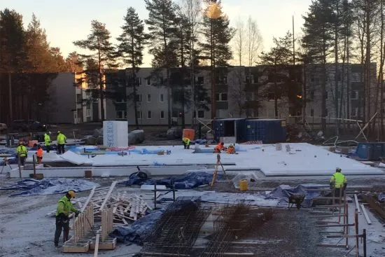 En 70-årig man misshandlade en kvinna i en trappuppgång här i bostadsområdet Mariehem i Umeå. Bild: umea.se