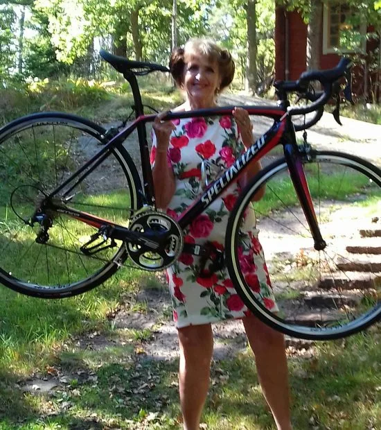 Cykeln väger bara 7, 7 kg. Den går att lyfta med långfingret.