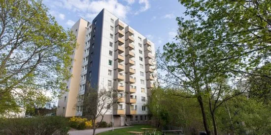 Här i Rågsved blev en man skjuten i benet av tre gärningsmän. Foto: Familjebostäder