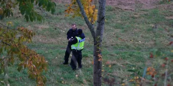 Polisen undersöker den plats den den 40-årige mannen hittats död i Kaxholmen, Hunnerydsvägen. Bild: jmini.se