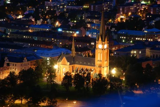 En man misshandlas av två okända gärningsmän i Sundsvalls centrum vid 23-tiden på kvällen. Bild: Svenska Kyrkan