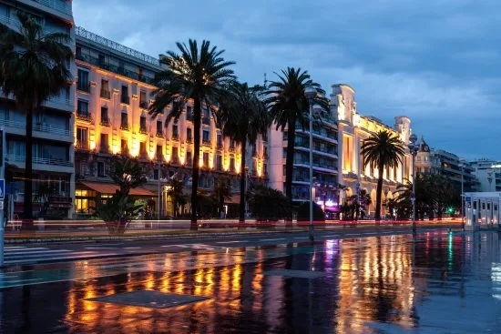 Promenade des Anglais i Nice kvällsljus Copyright: Marekusz/Dreamstime.com