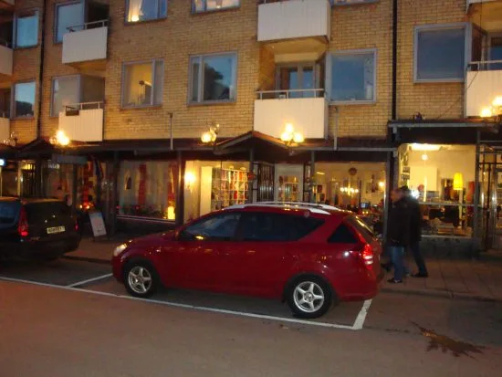 Fyra män misshandlar personalen vid biljardsalogen Eightball i Sandviken. En man anhålls misstänkt för misshandel. Bild: mapio.net
