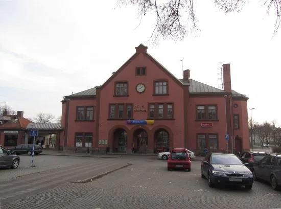 Här i närheten av järnvägsstationen i Skara misshandlades den 20 september fyra flyktingpojkar. Foto: commons.wikimedia.org