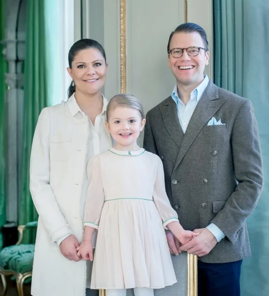 Kronprinsessan Victoria, prins Daniel och prinsessan Estelle.Foto: Hovet