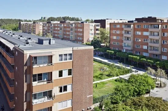 En kvinna här på Mörtgatan i Fisksätra utanför Stockholm blir misshandlad av en man och en kvinna som dessutom stal hennes båda mobiltelefoner. Bild: bostad.stockholm.se